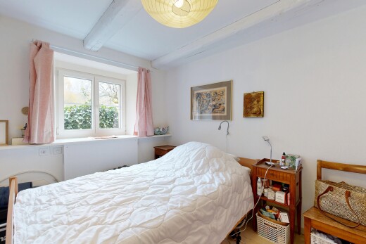chambre avec beamed ceiling, plafond à poutres, drywall, cloison sèche, et inside property