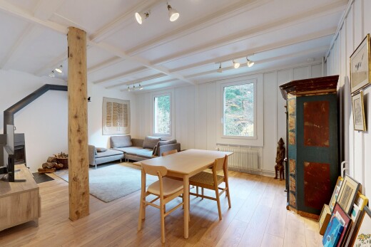 wohn- / esszimmer mit kühler, wood finish floor, holzfußboden, natural light, und natürliches licht