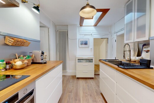 küche mit holzfußboden, wood finish floor, weiße schränke, ofen, und inside property