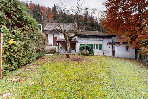 außenansicht mit rasen, property visible, und overcast