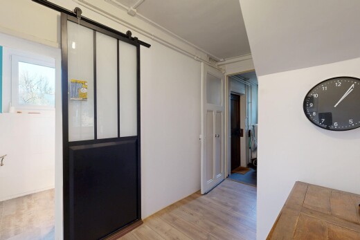halle / korridor mit bauernhaustür, inside property, gipskartonwand, drywall, und holzfußboden
