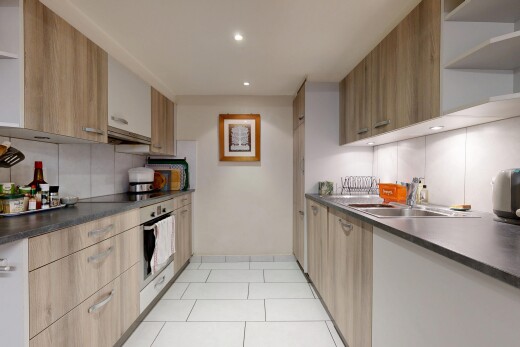 cuisine avec étagères ouvertes, plans de travail, backsplash, dosseret, et inside property