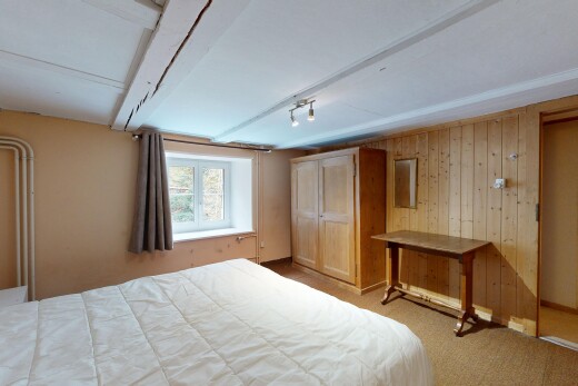 chambre avec carpet, moquette, natural light, lumière naturelle, et inside property