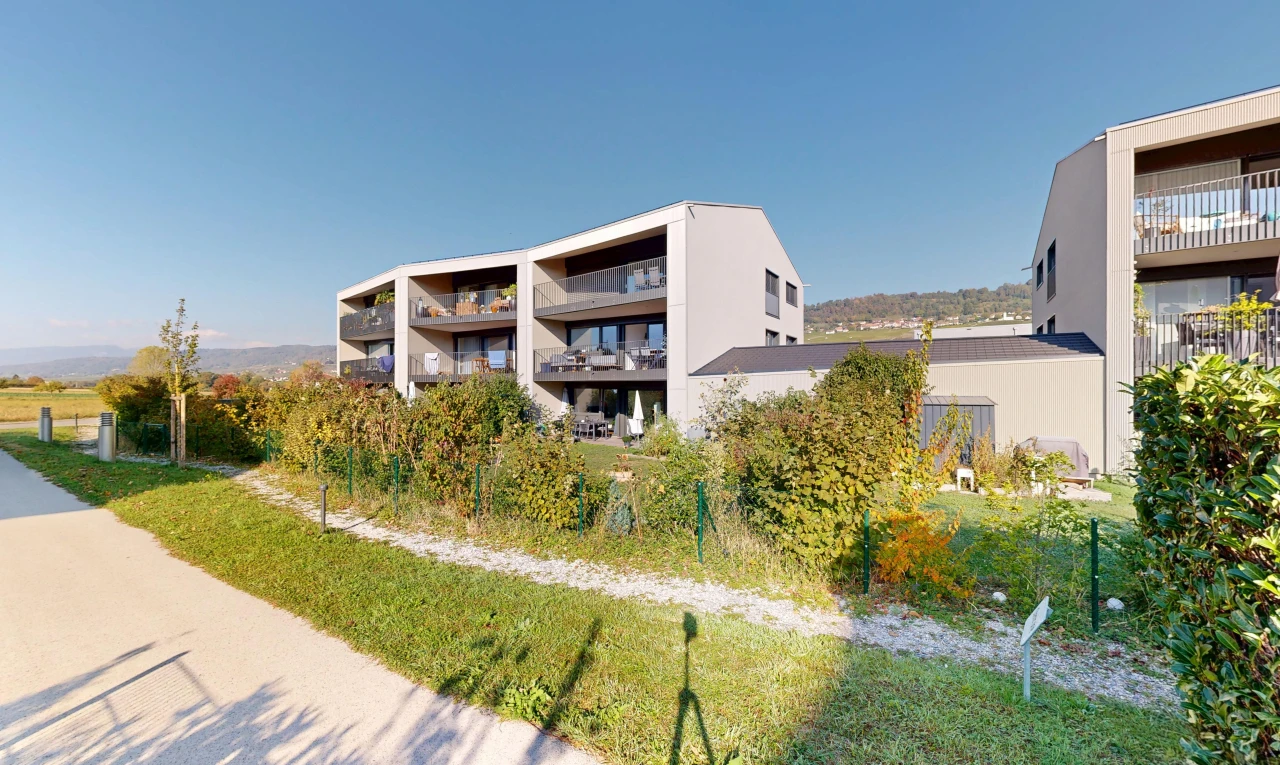 view of apartment building / complex