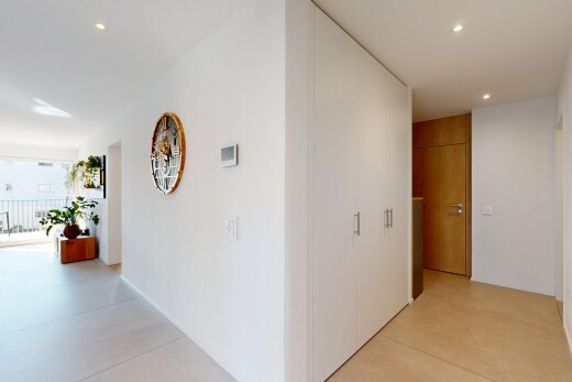 couloir avec light floor, éclairage encastré, cloison sèche, drywall, et inside property