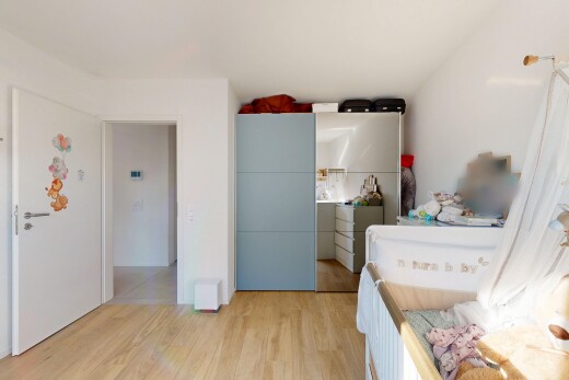 chambre avec cloison sèche, drywall, inside property, sol en finition bois, et wood finish floor