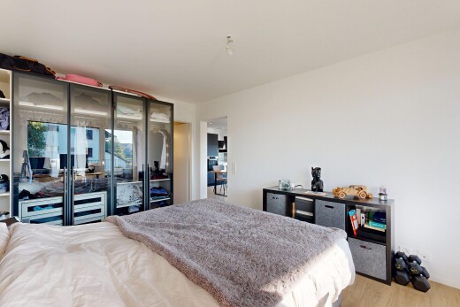 chambre avec cloison sèche, drywall, sol en finition bois, wood finish floor, et inside property