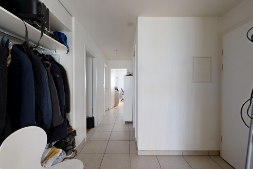 begehbarer kleiderschrank mit fliesenboden und tile floor