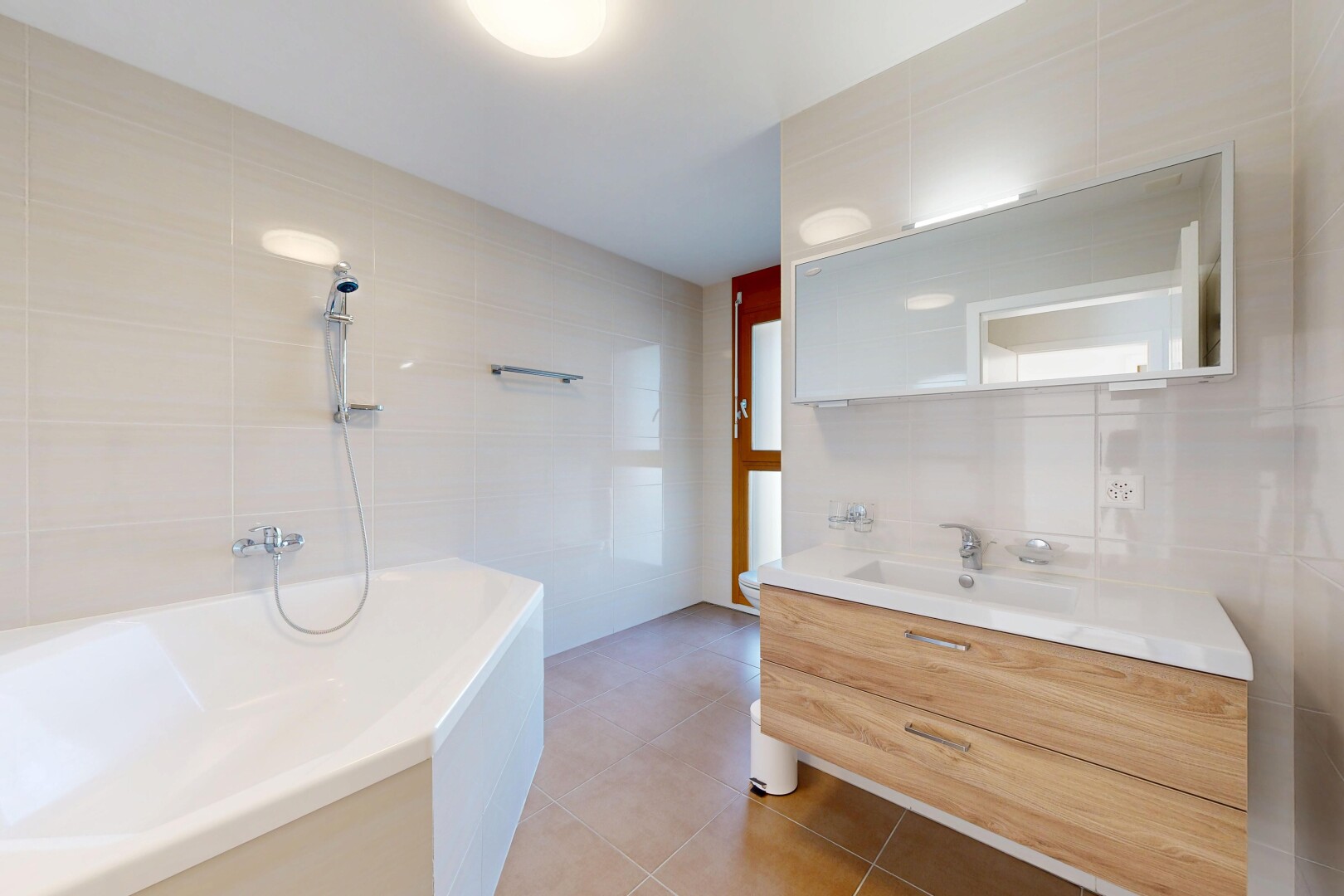 salle de bains avec mur en carrelage, tile wall, salle de bain complète, lavabo (ou coiffeuse selon le contexte), et miroir
