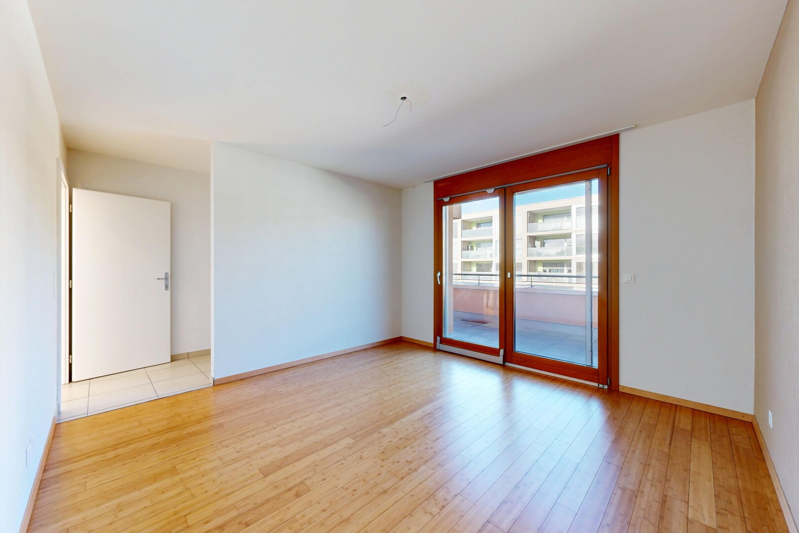 pièce vide avec inside property, lumière naturelle, natural light, cloison sèche, et drywall