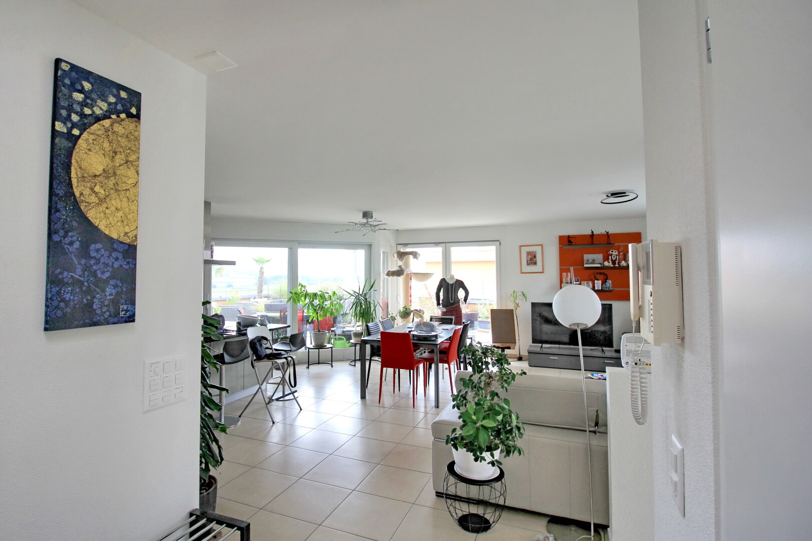 wohn- / esszimmer mit inside property, gipskartonwand, drywall, natürliches licht, und natural light