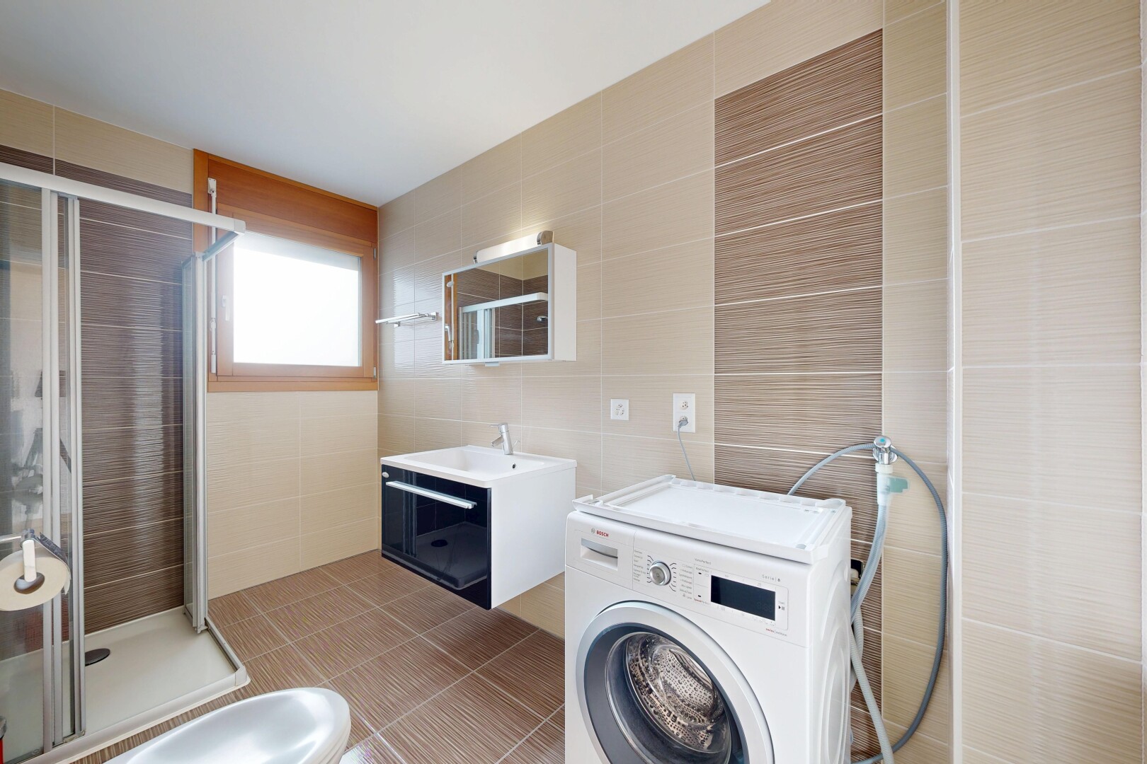 salle de bains avec mur en carrelage, tile wall, salle de bain complète, douche, et lave-linge et sèche-linge