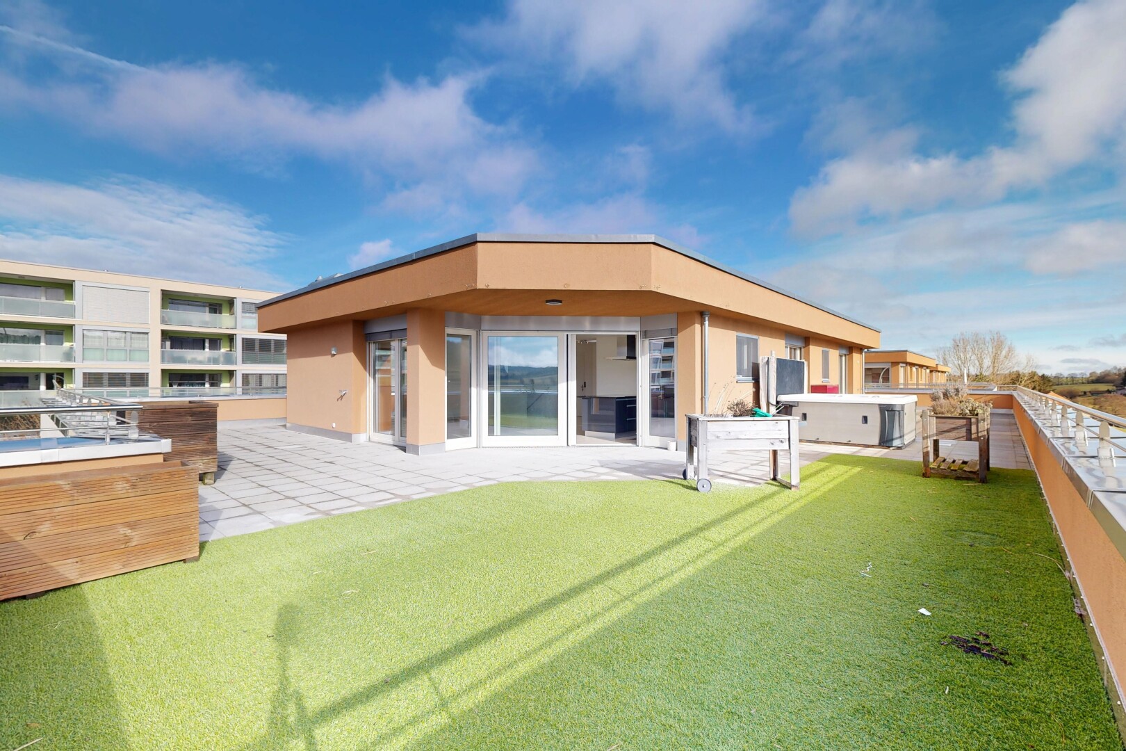 terrasse avec day time, terrasse, property visible, et pelouse