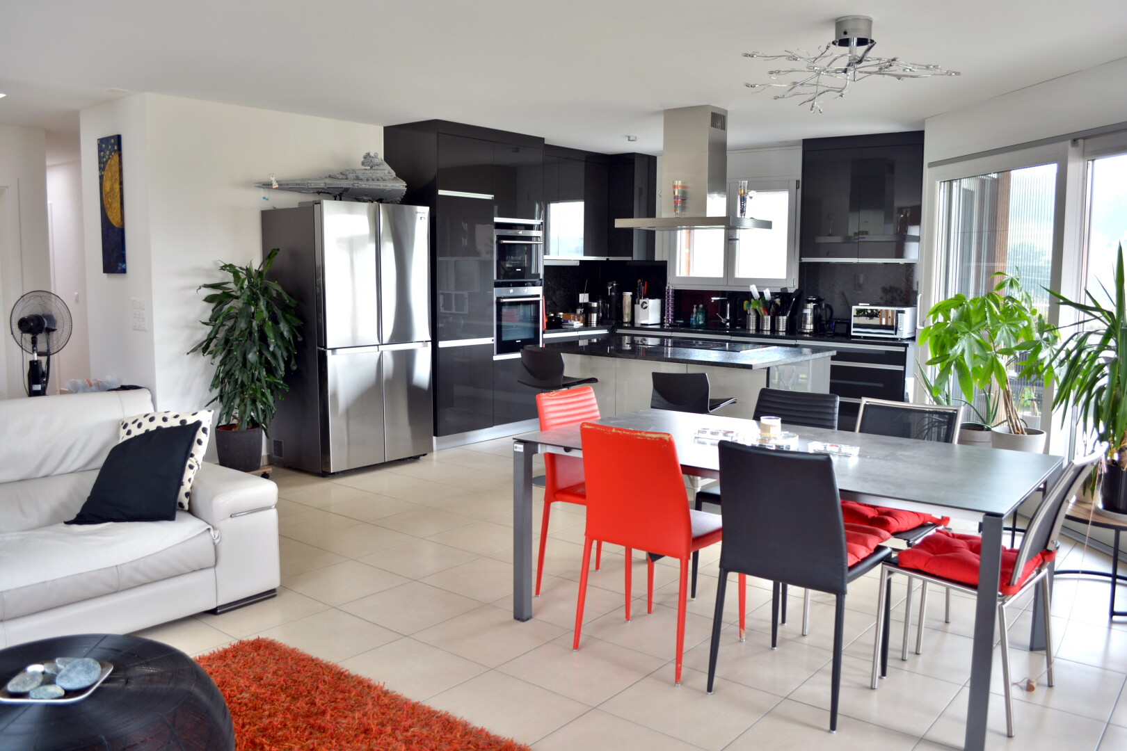 wohn- / esszimmer mit full kitchen, l-förmige küche, l shaped kitchen, inside property, und light floor
