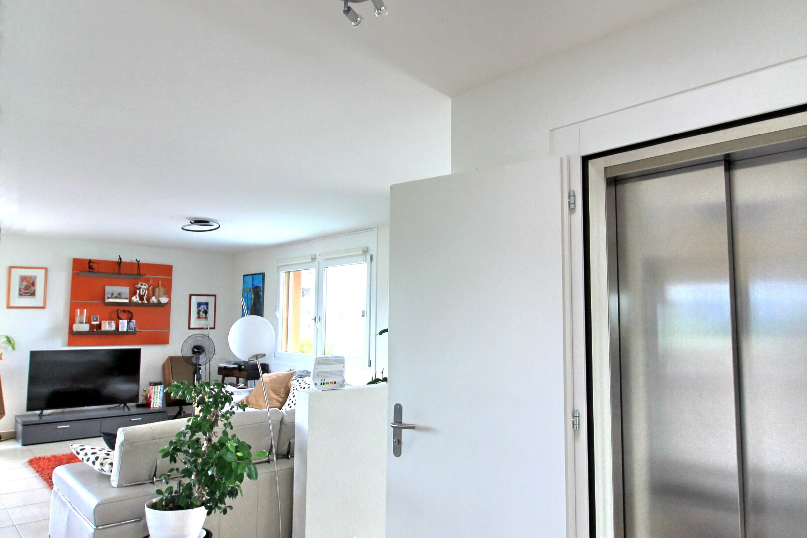 wohnzimmer mit gipskartonwand, drywall, inside property, fernseher, und aufzug