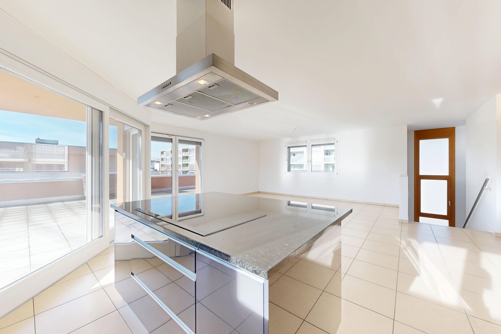 cuisine avec hotte, cloison sèche, drywall, inside property, et day time