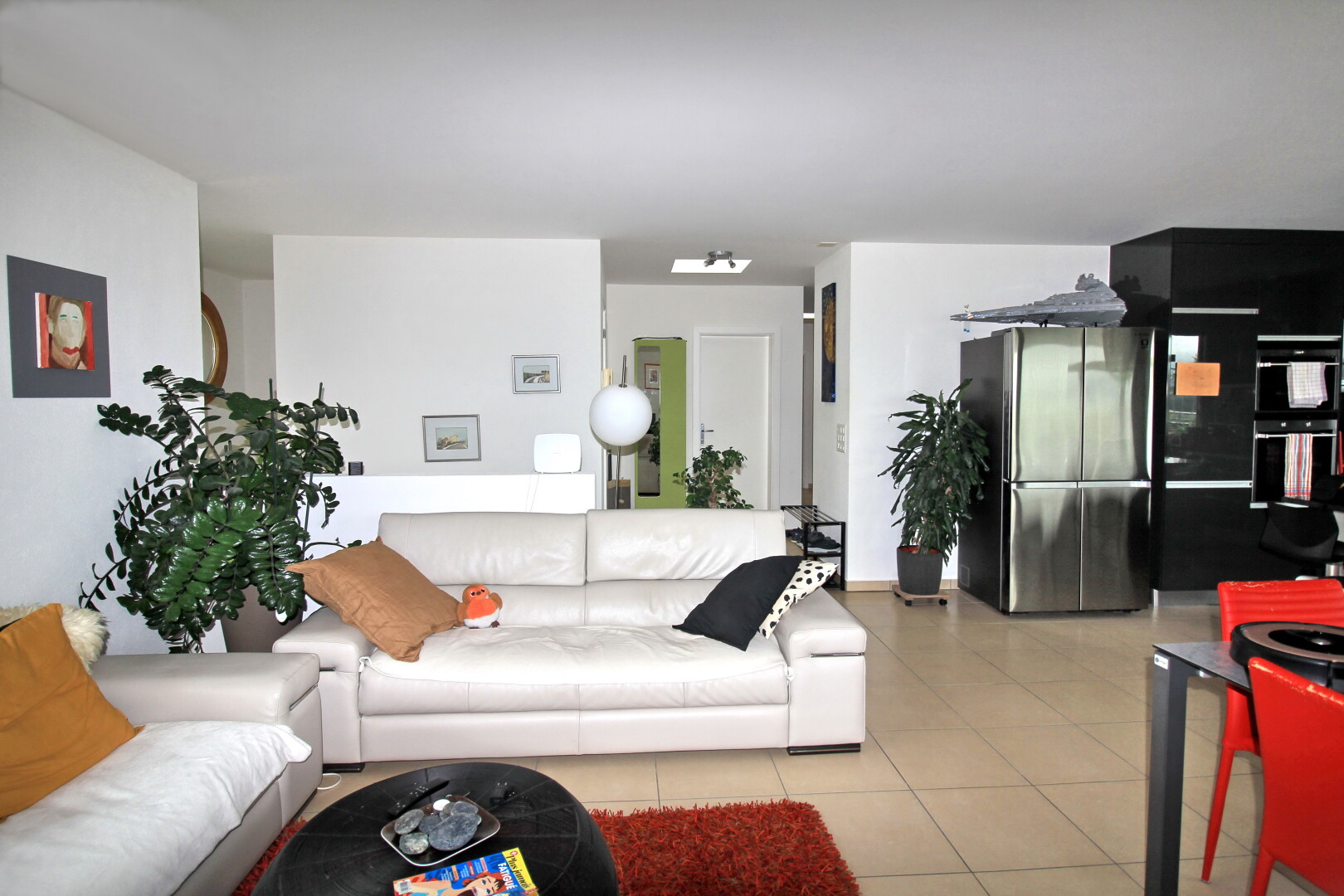 wohnzimmer mit inside property, gipskartonwand, drywall, fliesenboden, und tile floor