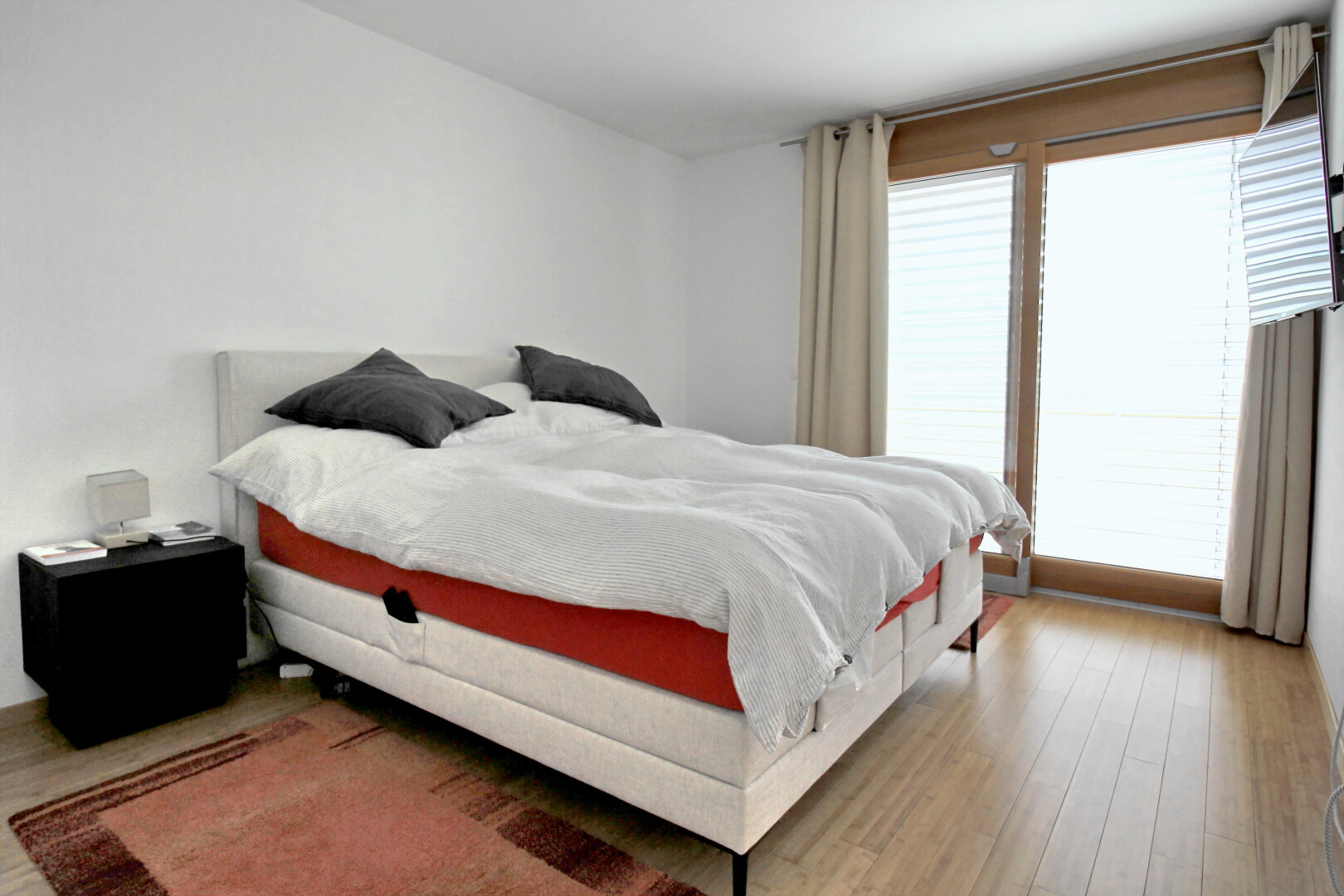 zimmer / schlafzimmer mit holzfußboden, wood finish floor, natürliches licht, natural light, und inside property
