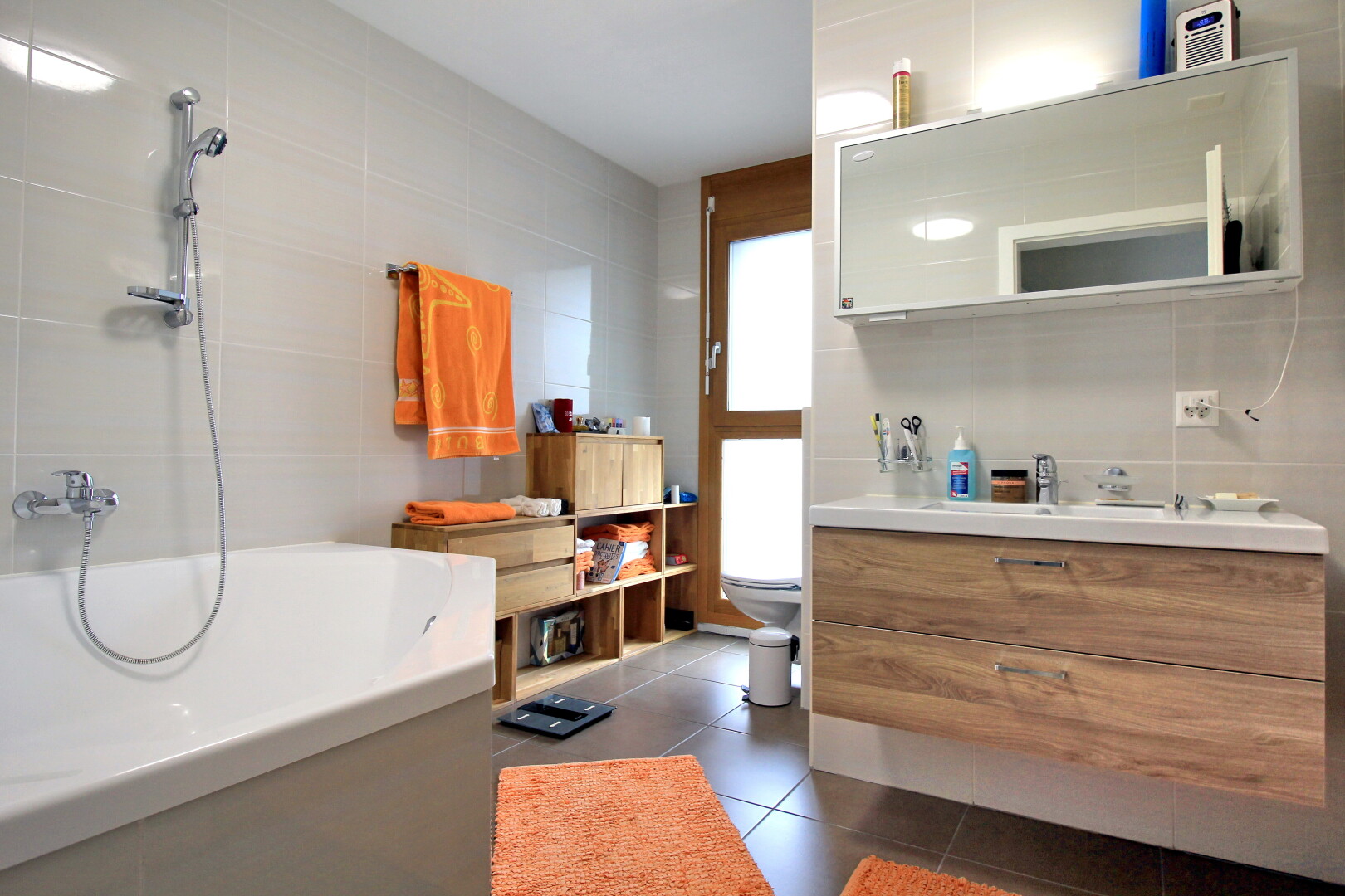 bad mit fliesenwand, tile wall, schminktisch, spiegel, und komplettes badezimmer