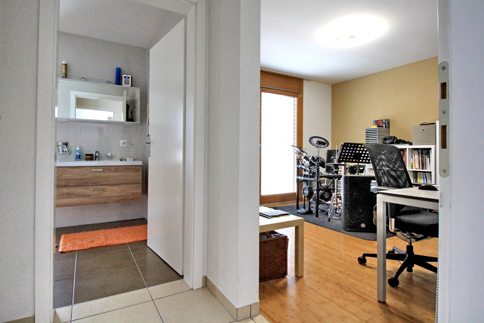 büro mit bürobereich, inside property, gipskartonwand, drywall, und light floor