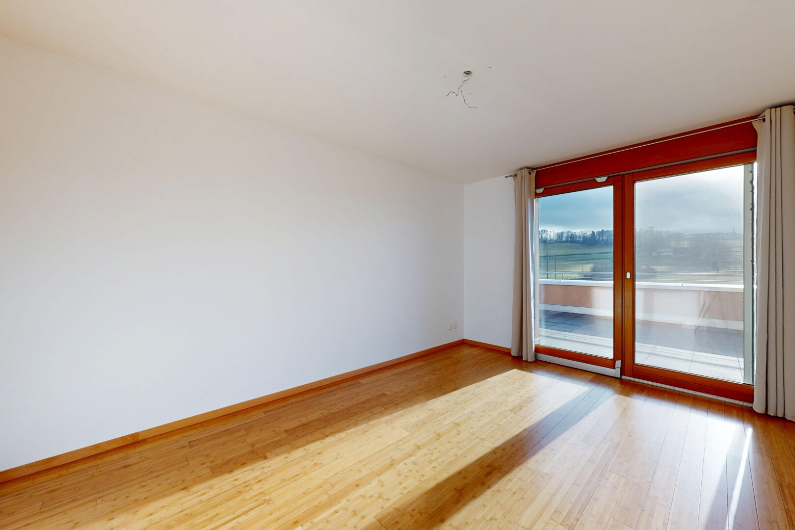 pièce vide avec lumière naturelle, natural light, cloison sèche, drywall, et inside property