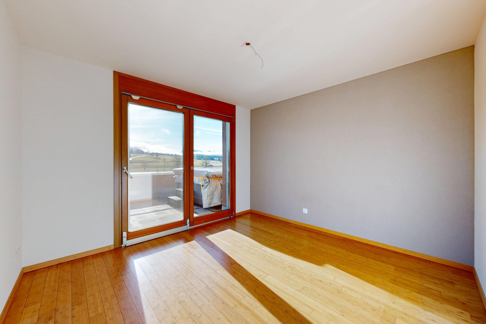 pièce vide avec day time, lumière naturelle, natural light, cloison sèche, et drywall