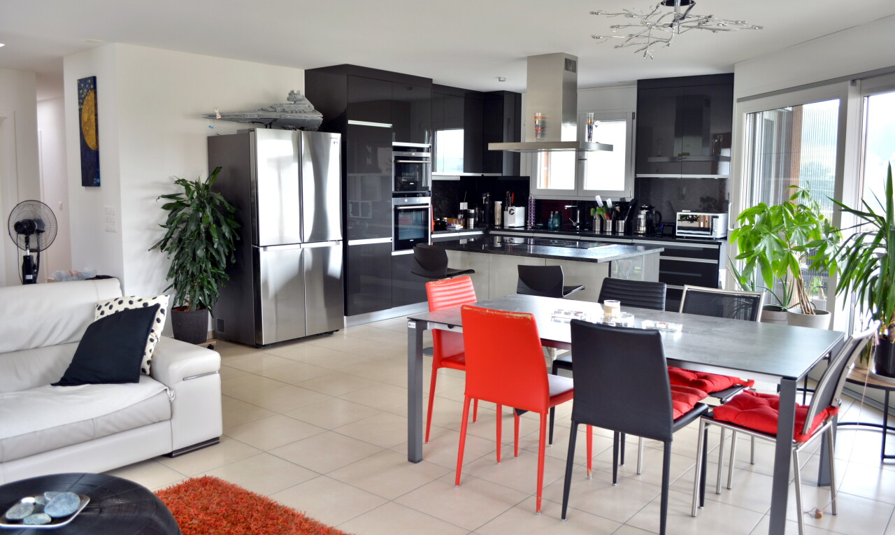 wohn- / esszimmer mit full kitchen, l-förmige küche, l shaped kitchen, inside property, und light floor
