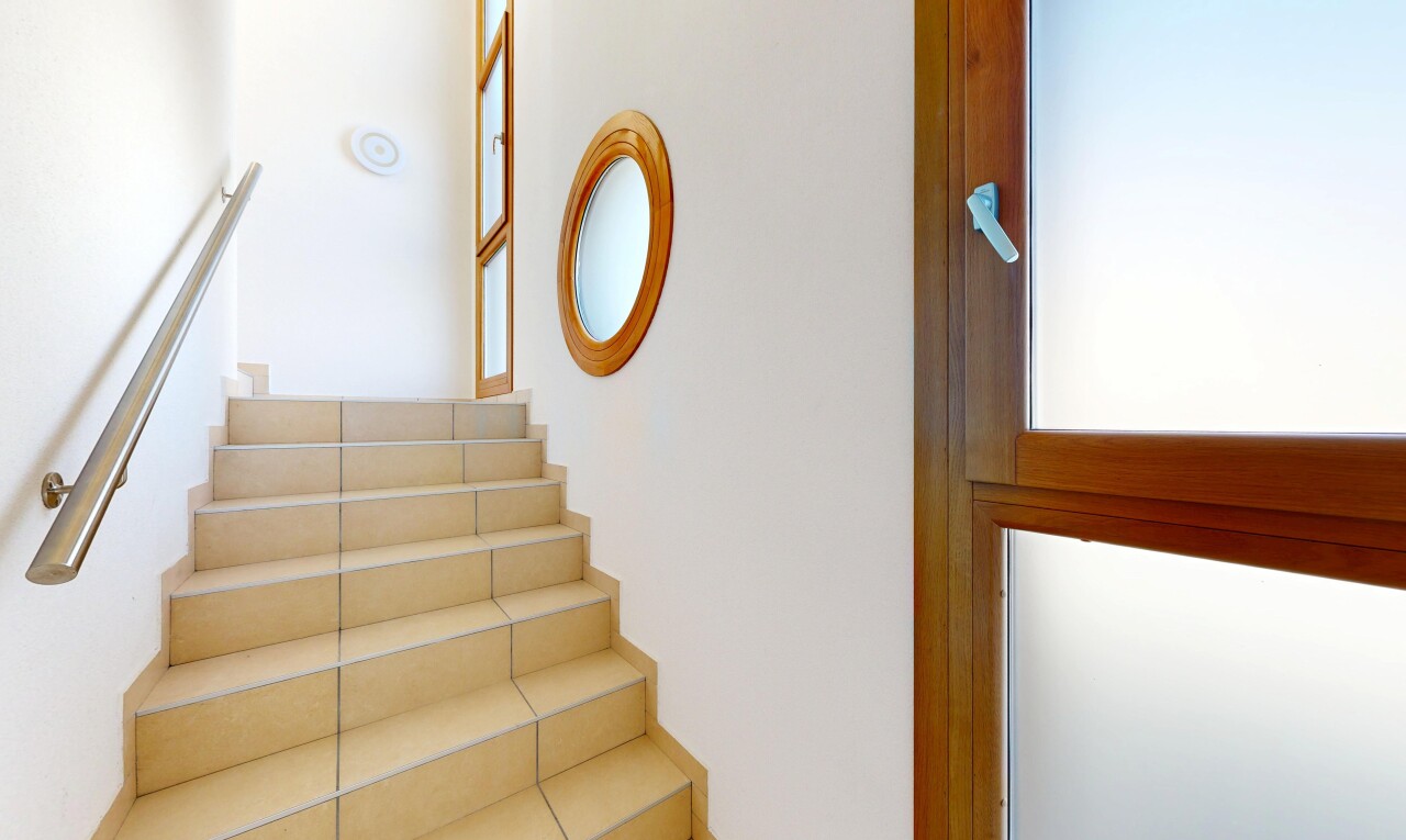 escaliers avec escaliers, cloison sèche, drywall, et inside property