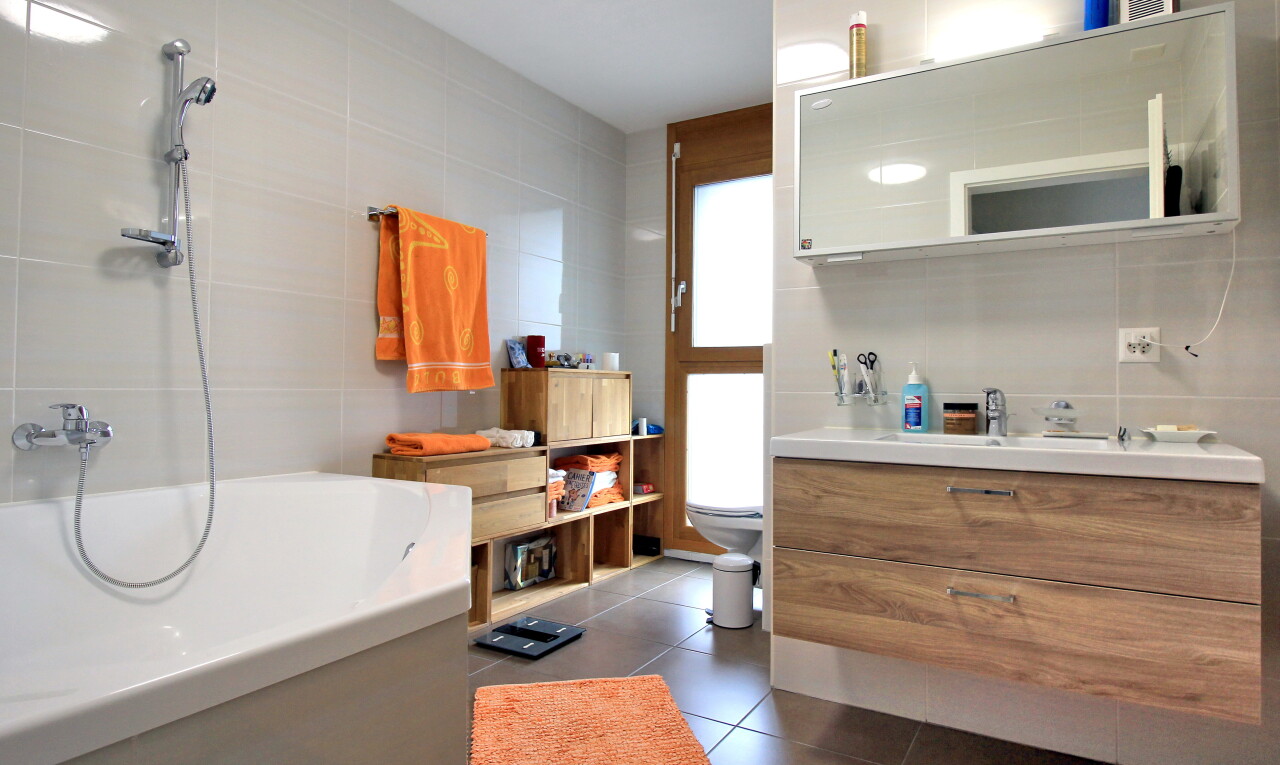 bad mit fliesenwand, tile wall, schminktisch, spiegel, und komplettes badezimmer