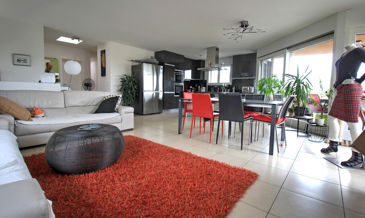 wohn- / esszimmer mit full kitchen, inside property, light floor, gipskartonwand, und drywall