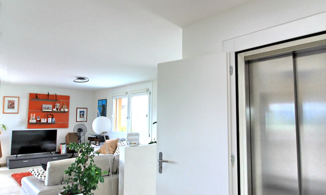 wohnzimmer mit gipskartonwand, drywall, inside property, fernseher, und aufzug