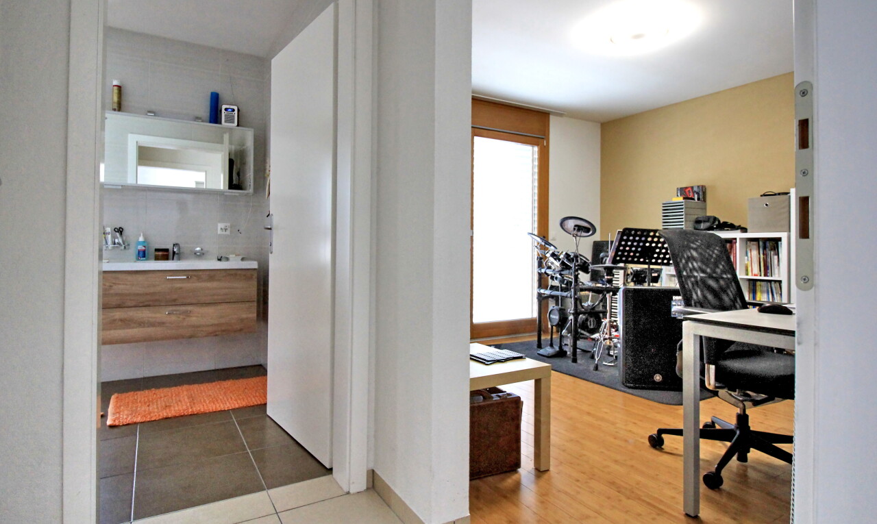 büro mit bürobereich, inside property, gipskartonwand, drywall, und light floor