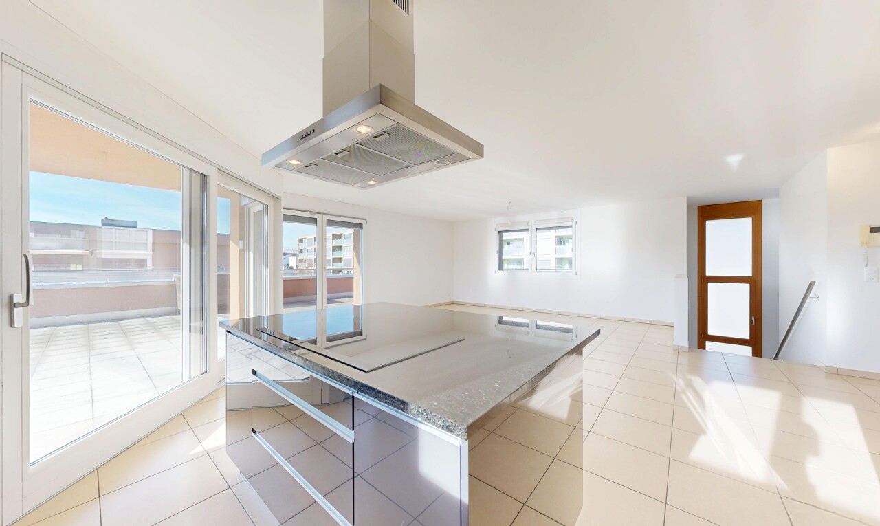 cuisine avec hotte, cloison sèche, drywall, inside property, et day time