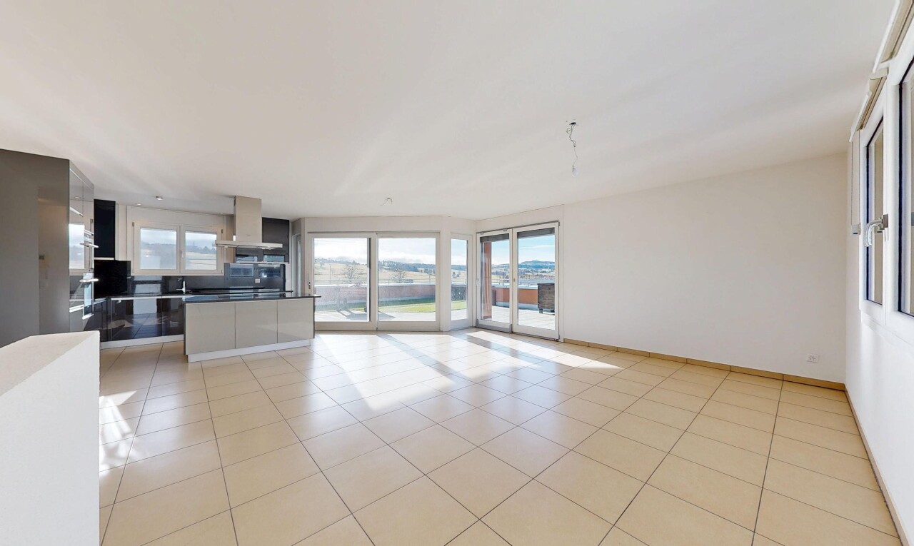 pièce vide avec inside property, light floor, natural light, lumière naturelle, et drywall