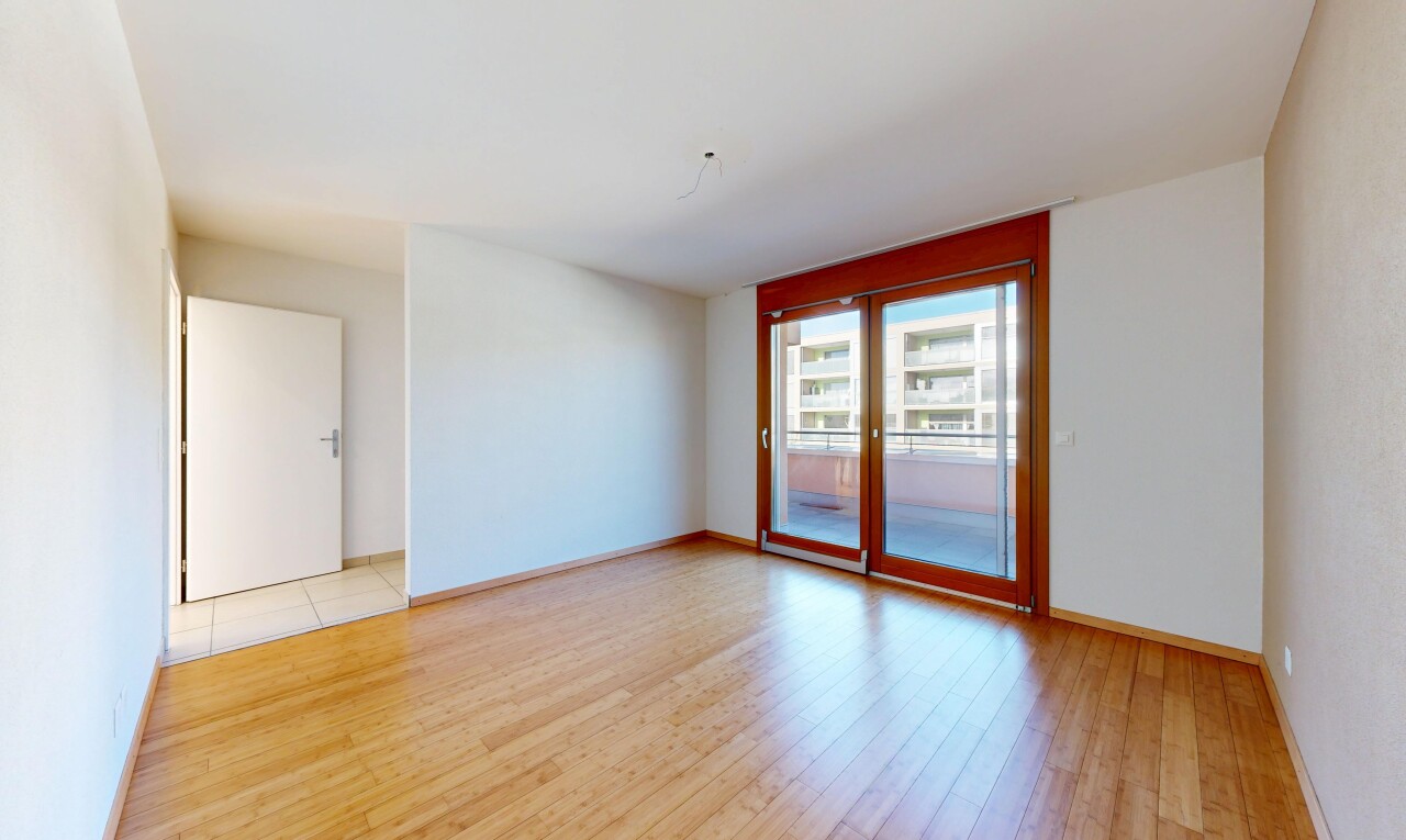 pièce vide avec inside property, lumière naturelle, natural light, cloison sèche, et drywall