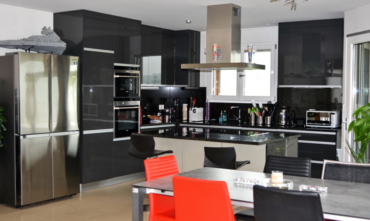 küche mit kühlschrank, dunstabzugshaube, kücheninsel, kitchen island, und schwarze schränke