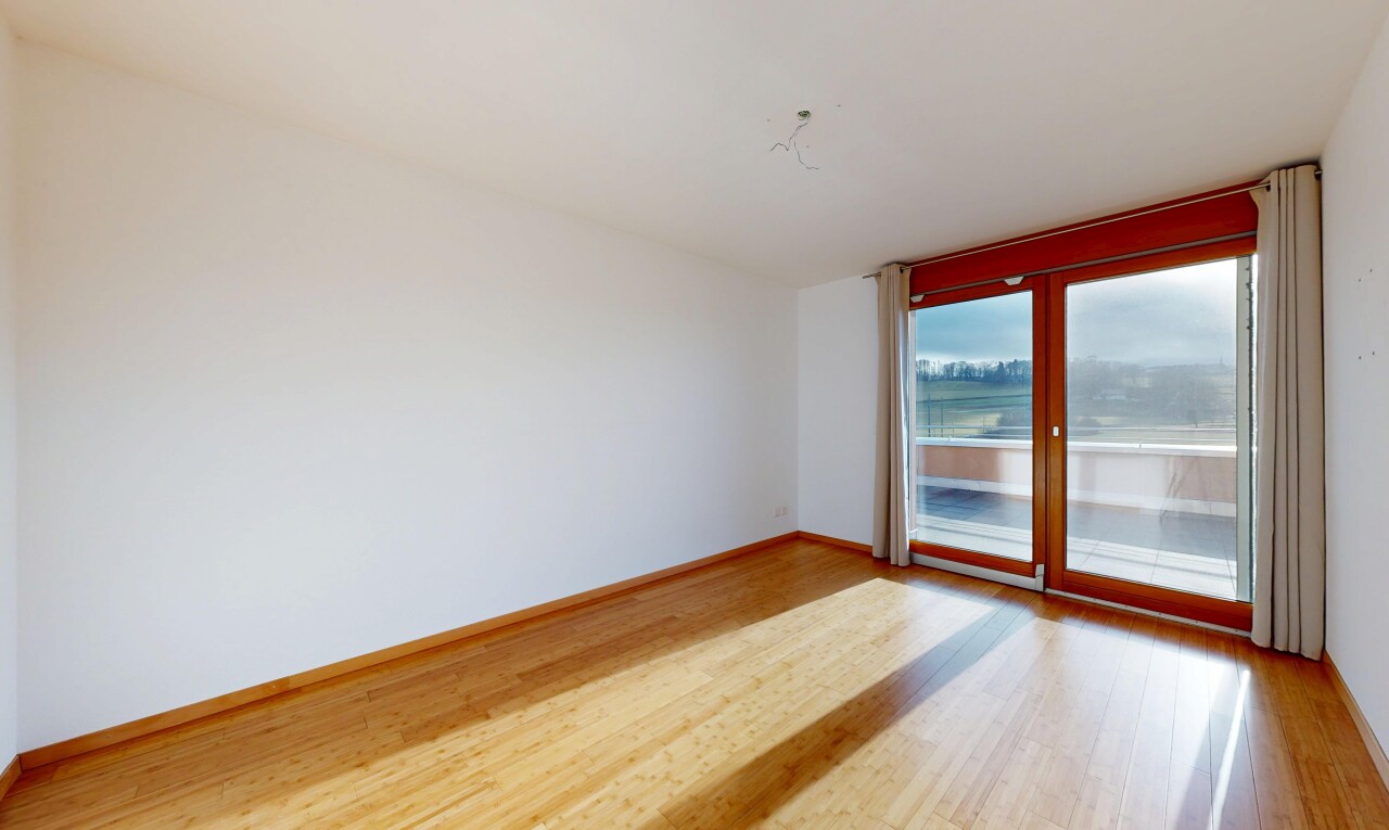 pièce vide avec lumière naturelle, natural light, cloison sèche, drywall, et inside property