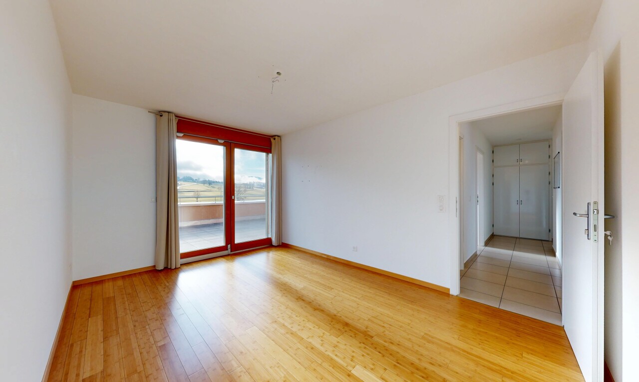 pièce vide avec inside property, sol en finition bois, wood finish floor, cloison sèche, et drywall