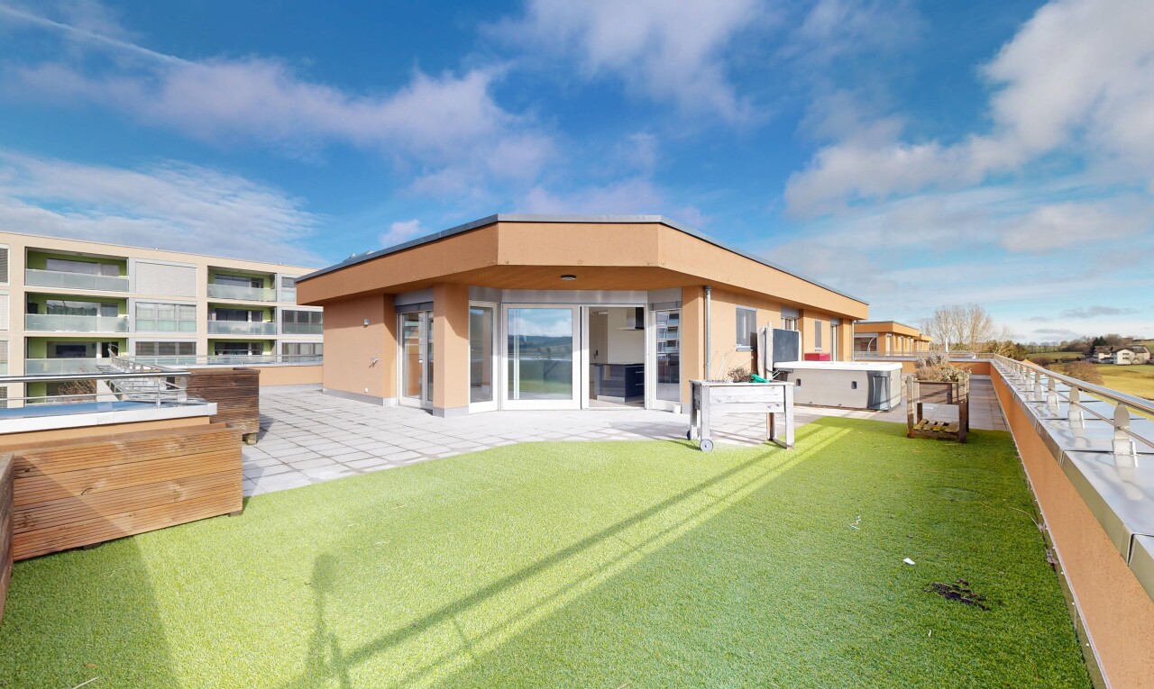 terrasse avec day time, terrasse, property visible, et pelouse
