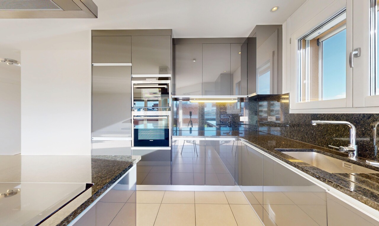 cuisine avec plans de travail en pierre, stone countertops, dark countertops, four double, et évier