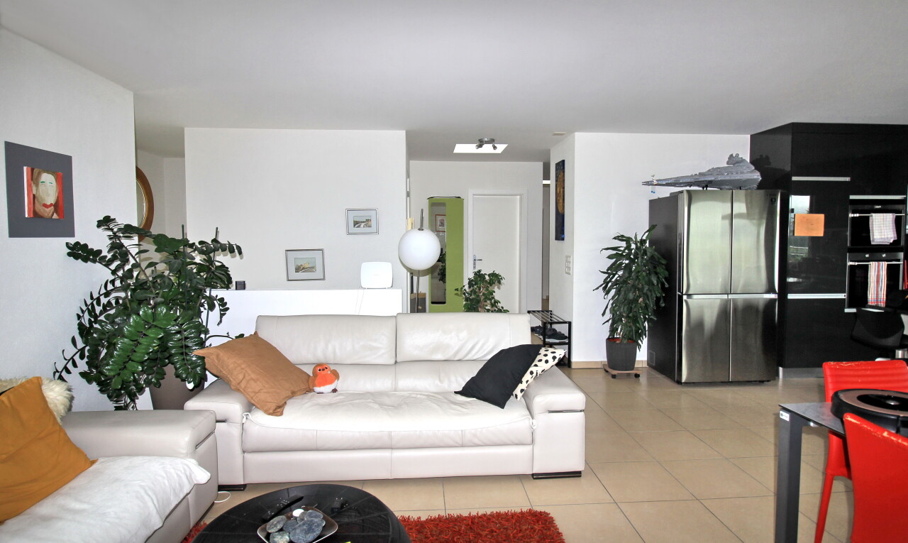 wohnzimmer mit inside property, gipskartonwand, drywall, fliesenboden, und tile floor