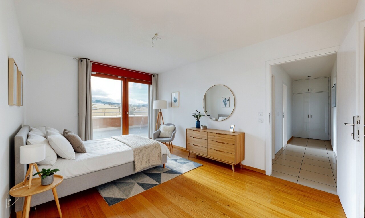 pièce vide avec inside property, sol en finition bois, wood finish floor, cloison sèche, et drywall