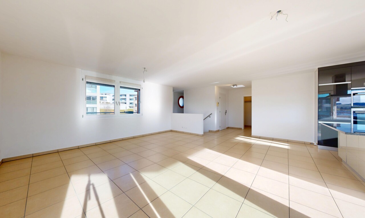 pièce vide avec cloison sèche, drywall, inside property, lumière naturelle, et natural light