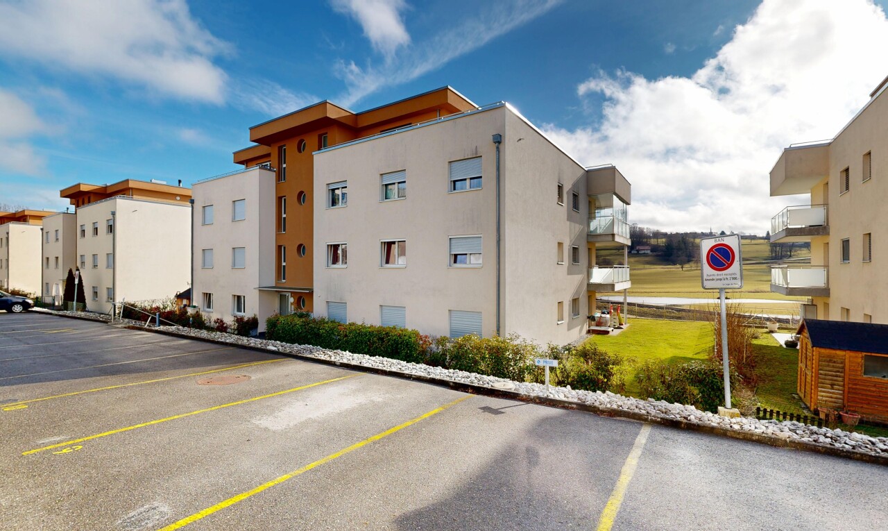 extérieur du bâtiment avec day time, vue sur le complexe d'appartements, apartment complex view, et parking
