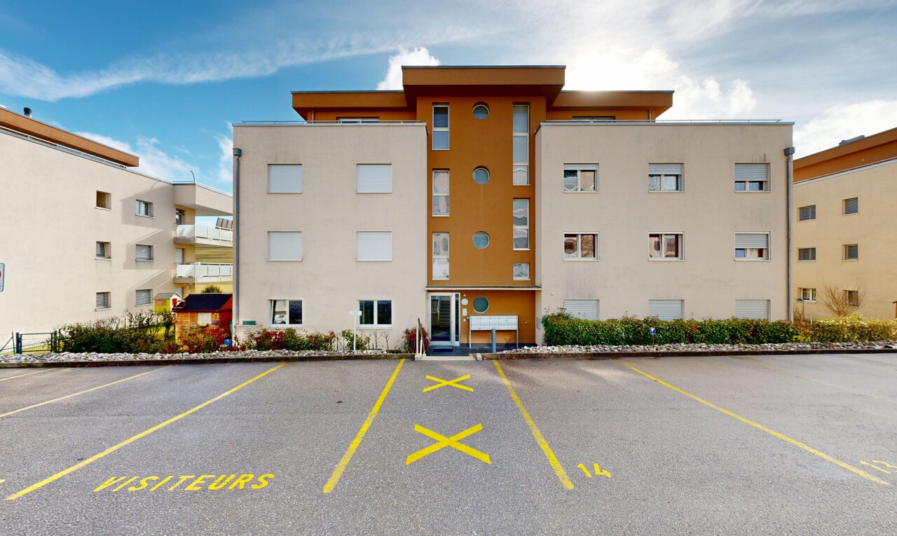 extérieur du bâtiment avec day time, parking, from community, apartment complex view, et vue sur le complexe d'appartements