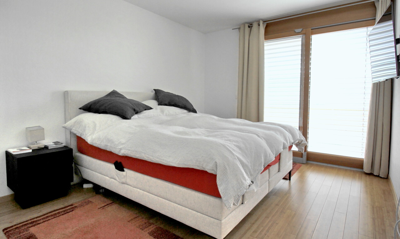 zimmer / schlafzimmer mit holzfußboden, wood finish floor, natürliches licht, natural light, und inside property