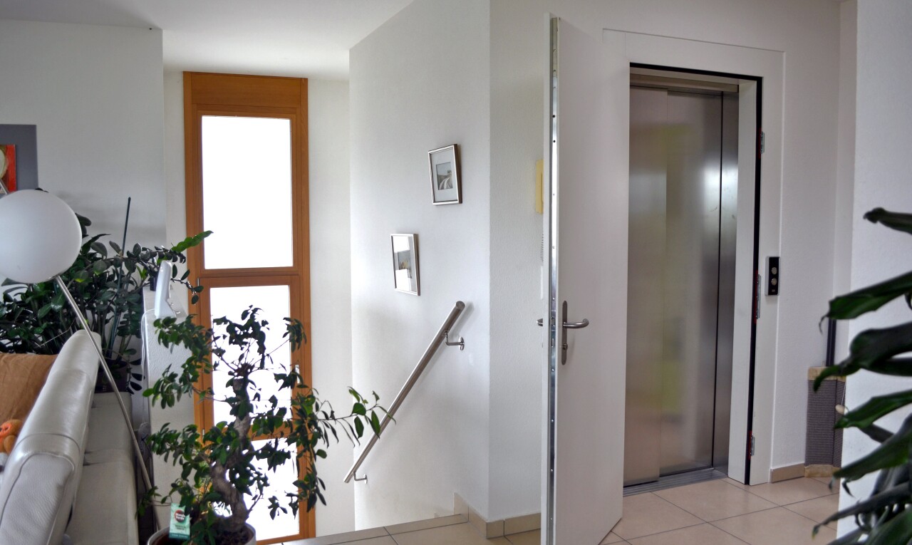halle / korridor mit light floor, gipskartonwand, drywall, inside property, und natürliches licht