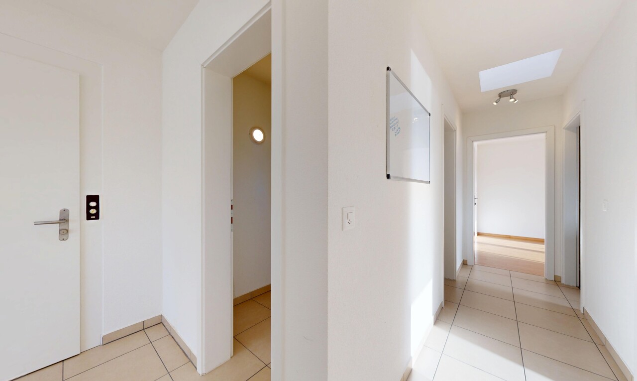 couloir avec sol en carrelage, tile floor, cloison sèche, drywall, et puits de lumière