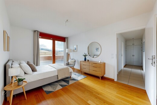 pièce vide avec inside property, sol en finition bois, wood finish floor, cloison sèche, et drywall