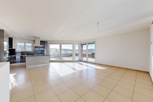 pièce vide avec inside property, light floor, natural light, lumière naturelle, et drywall
